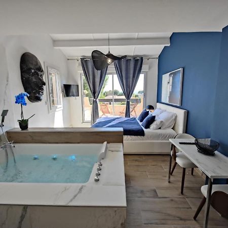 Suites Jm - Les Pins Marines - Jacuzzi & Vue Mer Bandol Exterior photo
