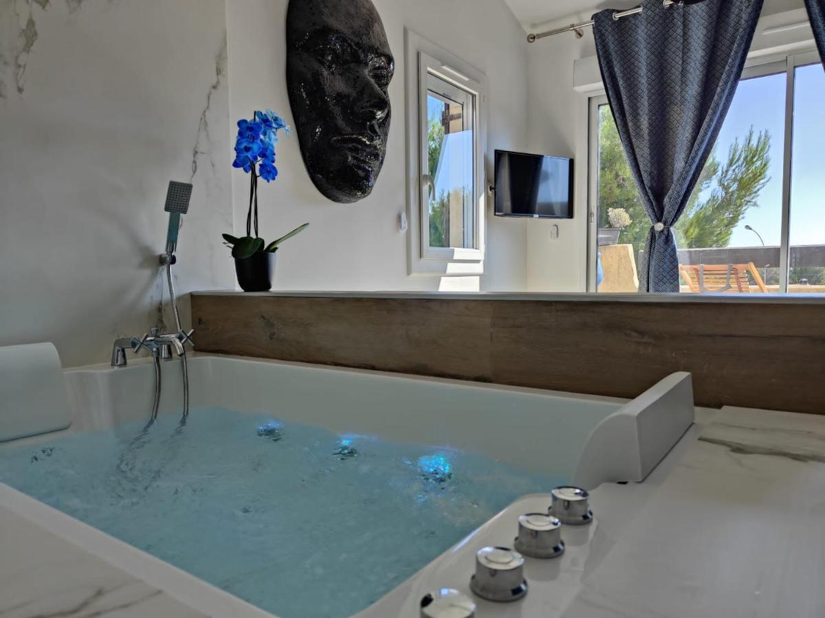 Suites Jm - Les Pins Marines - Jacuzzi & Vue Mer Bandol Exterior photo