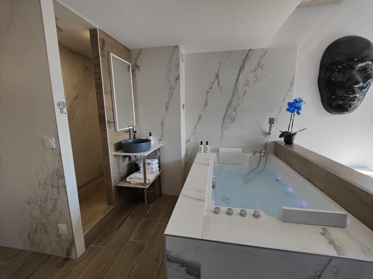 Suites Jm - Les Pins Marines - Jacuzzi & Vue Mer Bandol Exterior photo